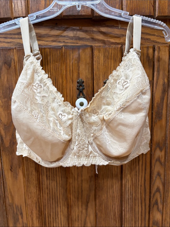 Cacique Other - Cacique Beige Lace Underwire Full Coverage Bra
Size 40I
Like new